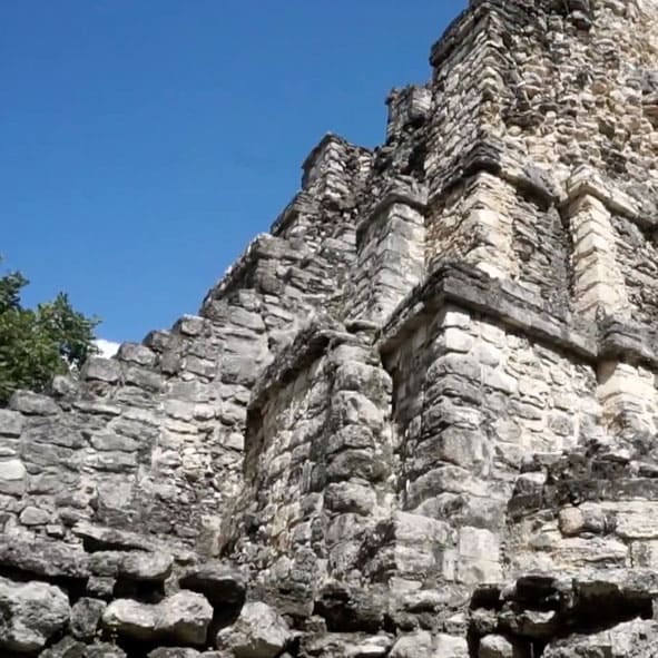 Visita la Zona Arqueológica de Muyil